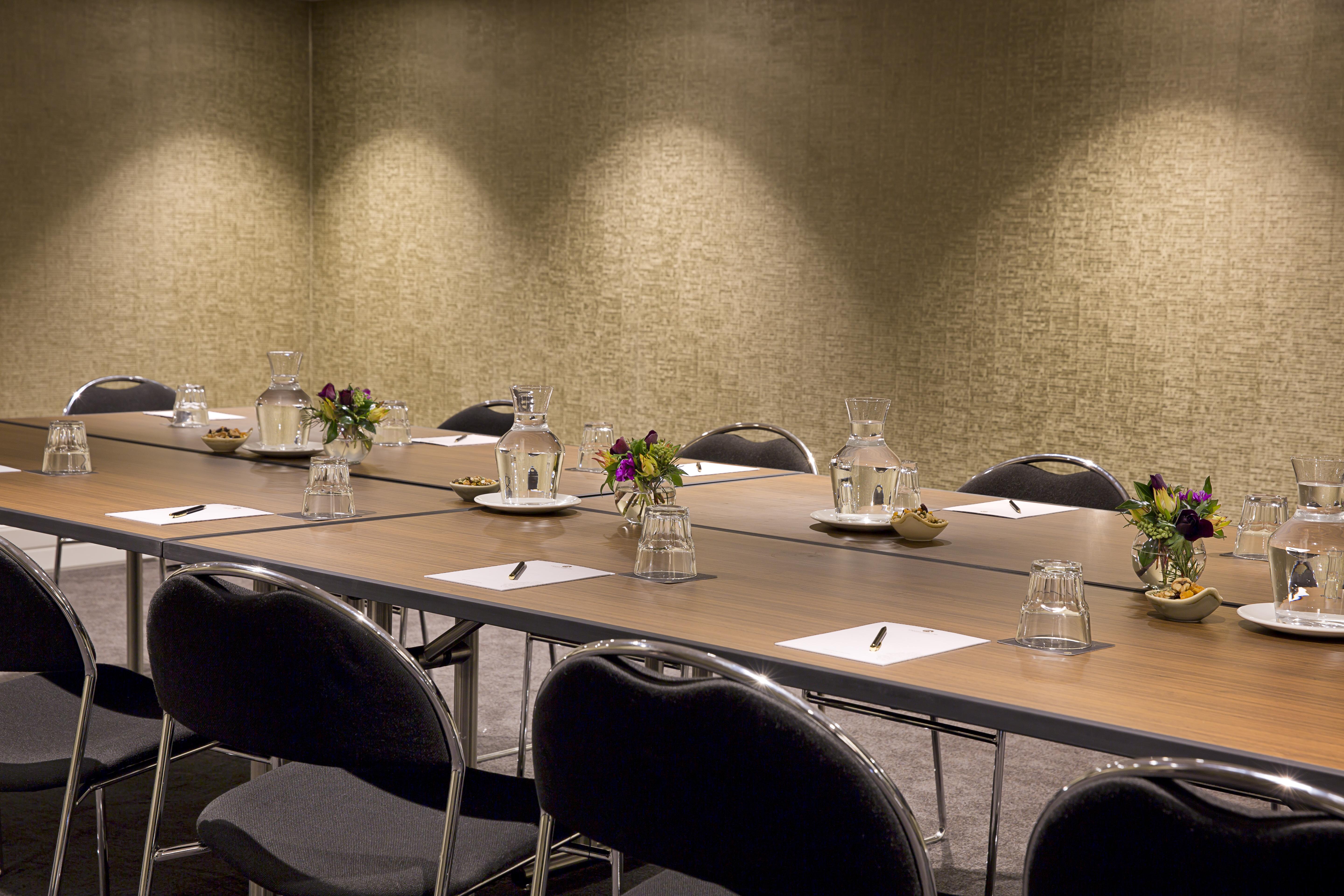 Moevenpick Hotel Wellington Esterno foto The meeting room